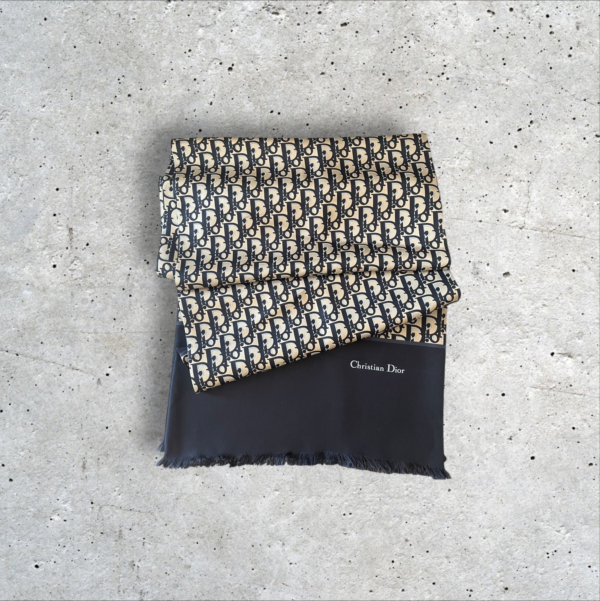 adomimod.com-dior-foulard-oblique-monogramPhotoroom_003_20250214_153403 2.jpg