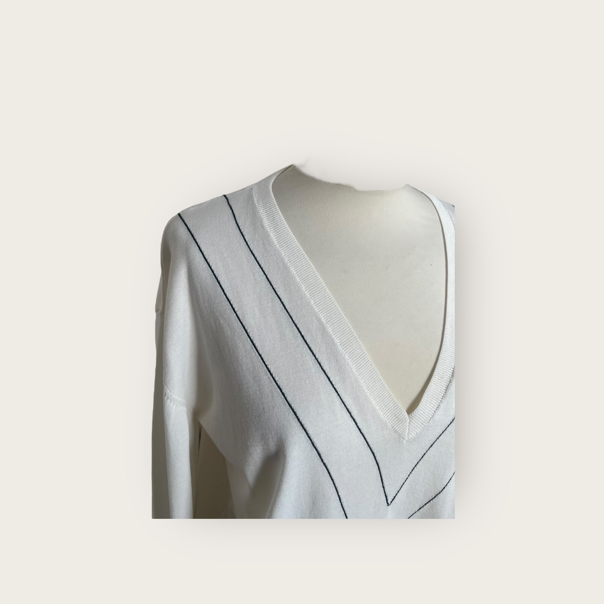 adomimod.com-iro-pull-maille-ete-blanc-galon-noir-taille-MPhotoroom_009_20250408_155942.jpeg