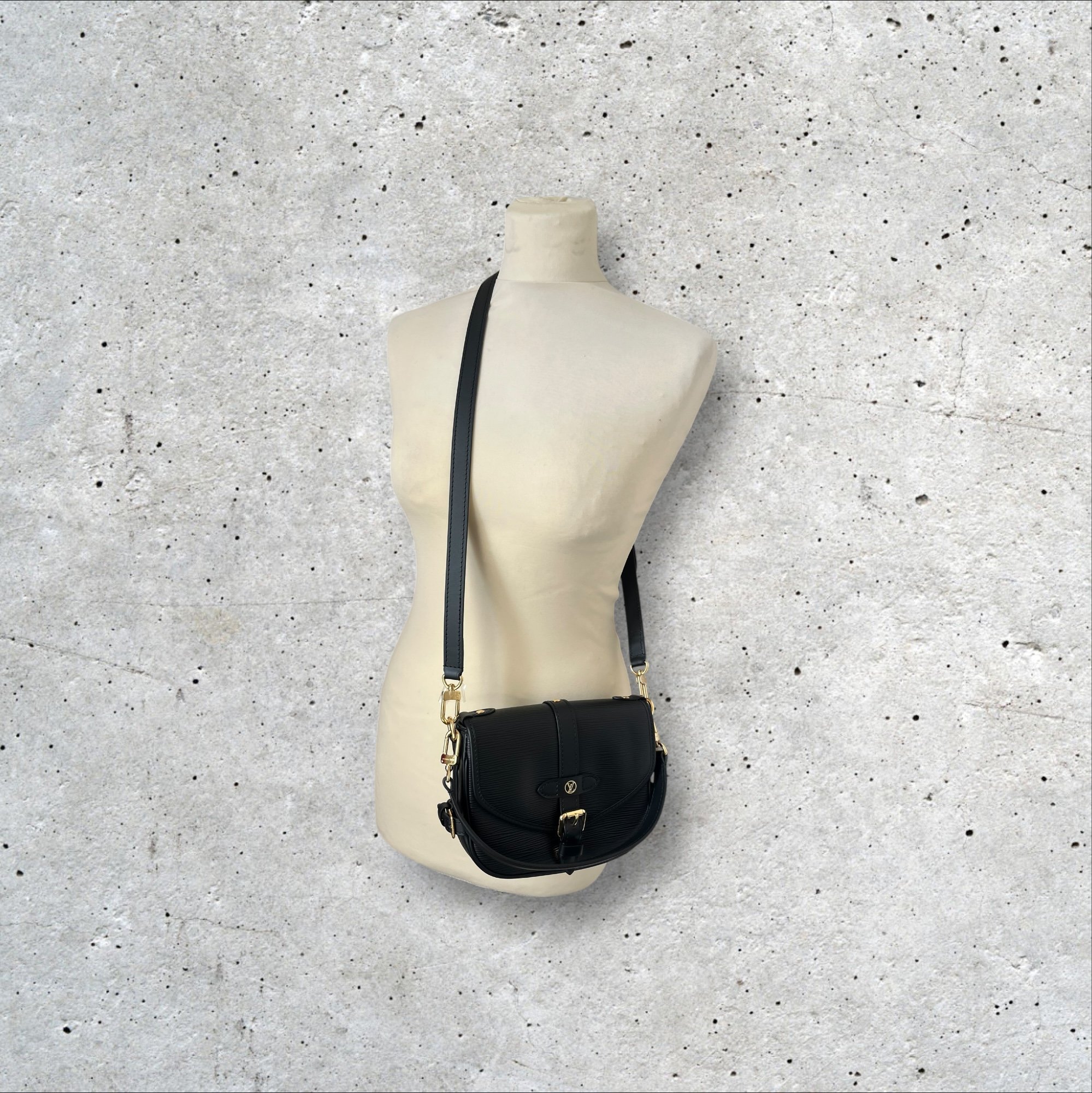adomimod.com-louis-vuitton-sac-saumur-cuir-epi-noirPhotoroom_003_20250415_122446.jpeg