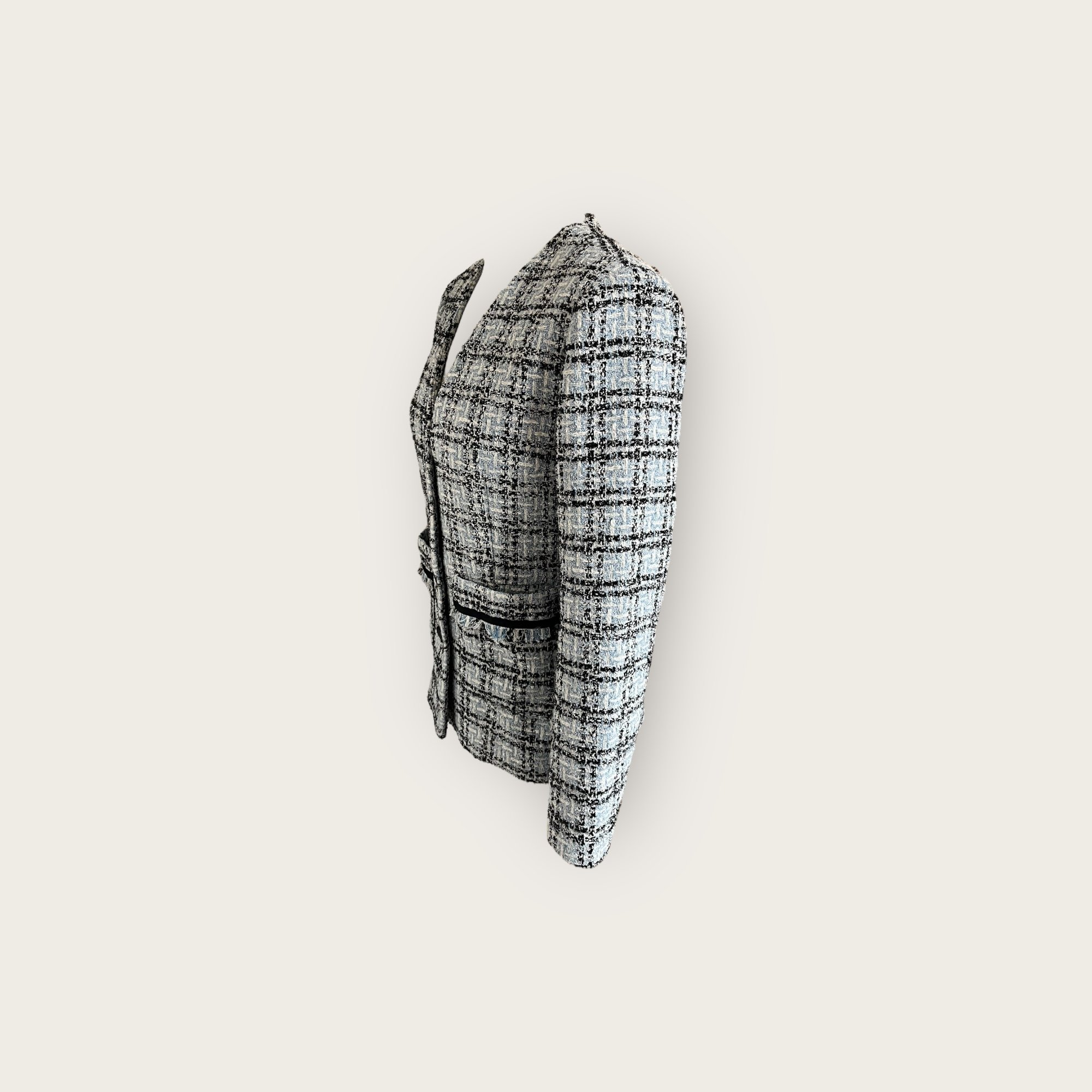 adomimod.com-maje-veste-tweed-chanelisant-bleu-taille-36Photoroom_004_20250423_164246.jpeg
