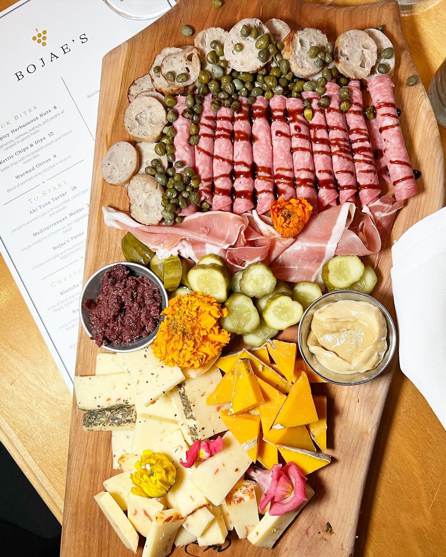 We made it to Friday! It&rsquo;s time to celebrate the weekend ahead with this Rogue cheese &amp; meat board from @bojaes located in the heart of @50thandfrance Edina area 🧀💯😋🫶🏻.
&bull;&bull;&bull;&bull;&bull;&bull;
@bojaes wine bar &amp; bistro
