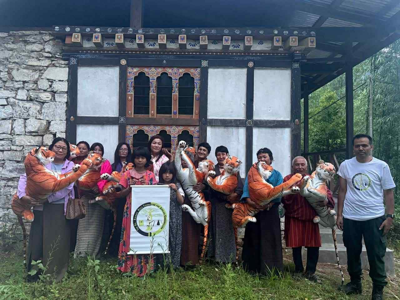 Meet Kuenzang Dorji, PhD researcher and TDARFAC grant recipient, revolutionizing primate conservation in Bhutan. 🇧🇹
His project, “Revolution in Primate Conservation: A Citizen Science-Based Research and Community-Led Interventions for Peopl