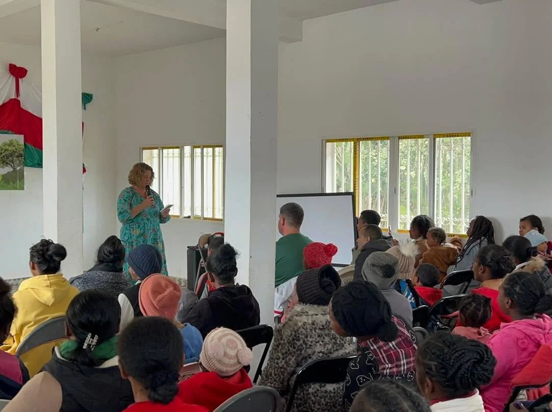 Hafaliana tanteraka no nihaonanay tamin’ny Ankizin’ny Ala Club, ny ray aman-dreny ary ny Commune Andasibe omaly. Misaotra an’i Mme Irène Toutoune sy ny Ankizin’ny Ala rehetra nanamafy indray ny antso sy feo hoan’n
