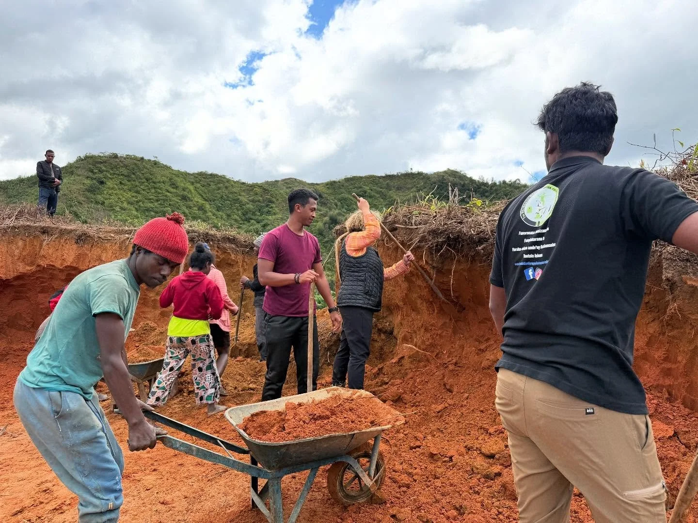 We visited the land clearing site for the new Healthcare Center in Andasifahadimy, working through challenges and meeting with the tangalamena (community elder) to ensure the project reflects local priorities and traditions.
This clinic is more tha