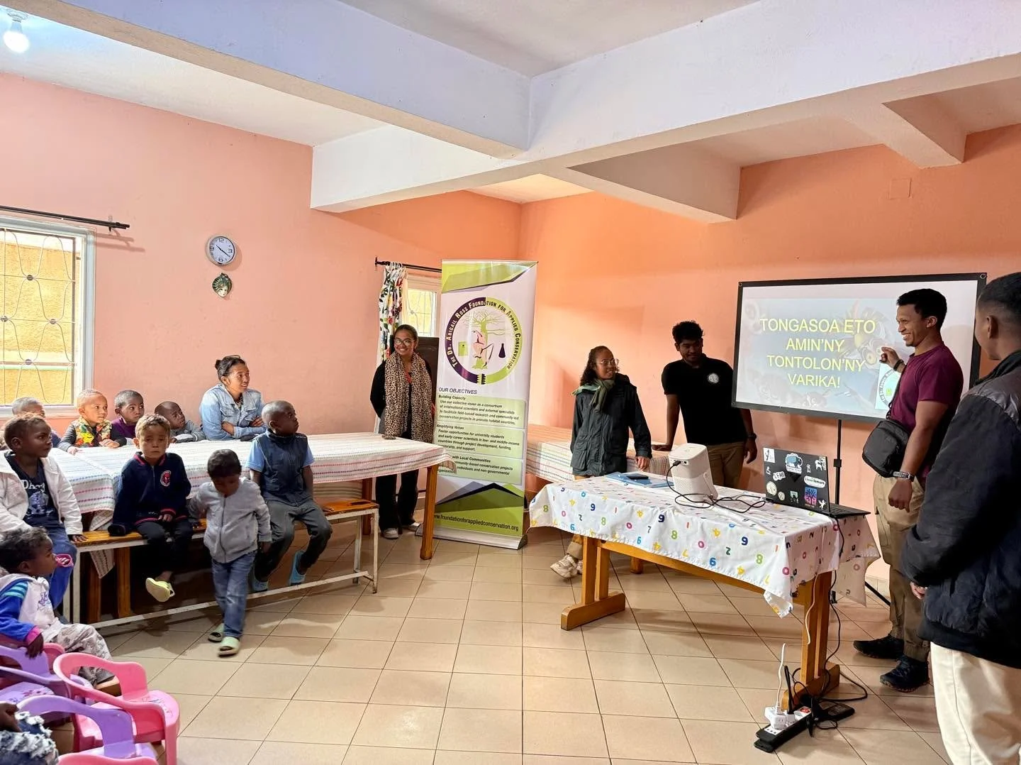 TONGASOA ETO AMIN’NY TONTOLON’NY VARIKA! ✨
Welcome to the World of Lemurs!
Before heading into the Andasibe forest, we gathered with children from a local orphanage for a day of creativity, learning, and celebration.
We started with a p