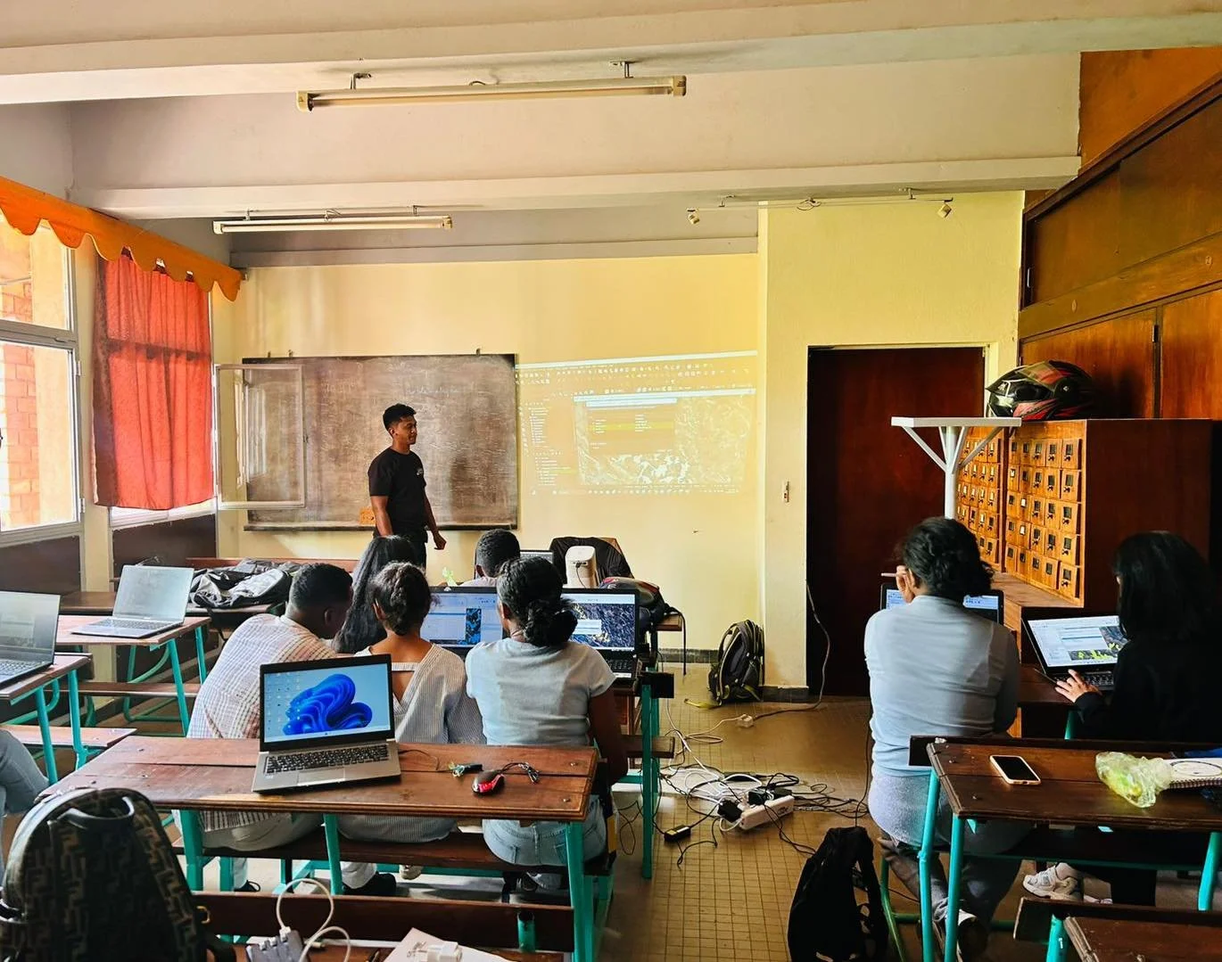🗺️💻 𝐐𝐆𝐈𝐒 𝐖𝐨𝐫𝐤𝐬𝐡𝐨𝐩 𝐰𝐢𝐭𝐡 𝐎𝐮𝐫 𝐕𝐨𝐥𝐮𝐧𝐭𝐞𝐞𝐫𝐬

Yesterday, our volunteers took part in a QGIS workshop led by our internal team, focused on building practical skills in mapping and spatial data analysis. 

This training strength