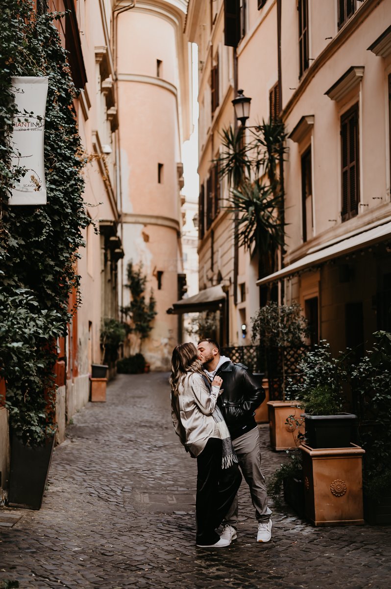 Casual-Couple-Photos-Rome-Italy-Alleyways-2.jpg