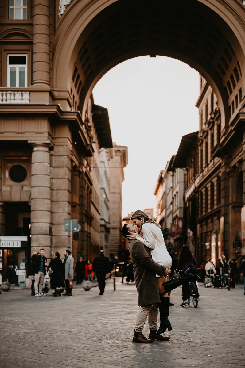 Couple-Photos-along-streets-of-Florence-3.jpg