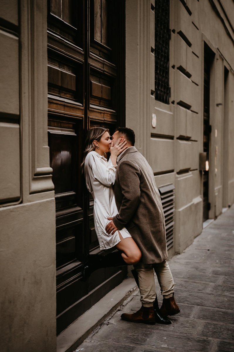 Couple-Photos-along-streets-of-Florence-7.jpg