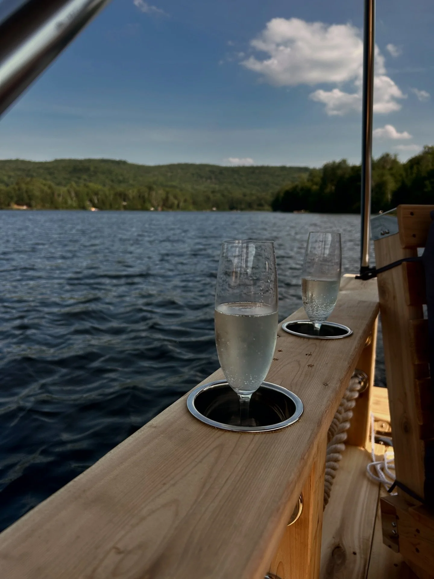 Les premiers instants sur un nouveau Terraflo ont toujours quelque chose de sp&eacute;cial : profiter de l&rsquo;odeur du c&egrave;dre, admirer la finition haut de gamme, savourer le calme du lac&hellip; et pourquoi pas un verre de champagne pour c&e
