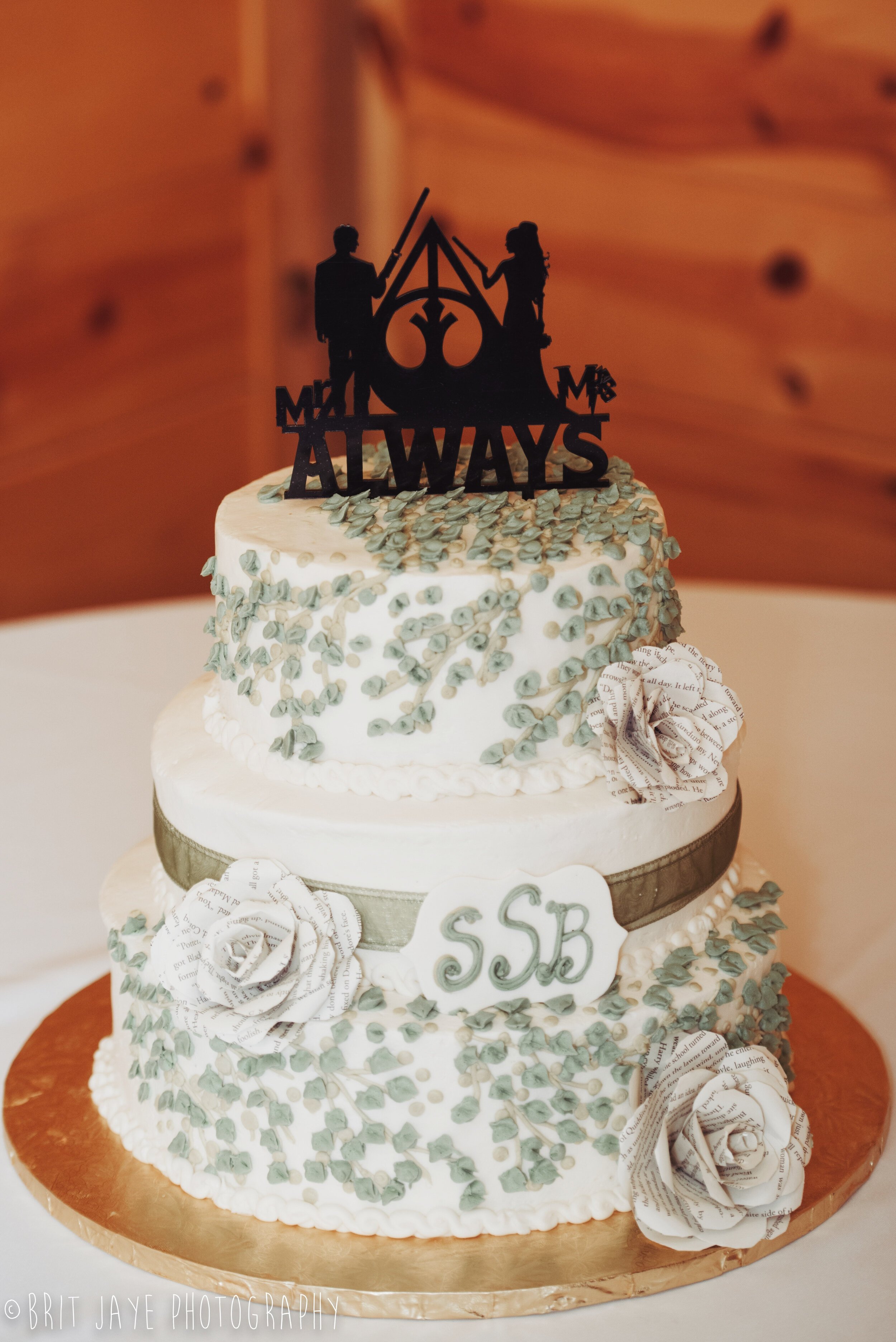  Have a custom cake topper made to reflect your fandoms. 