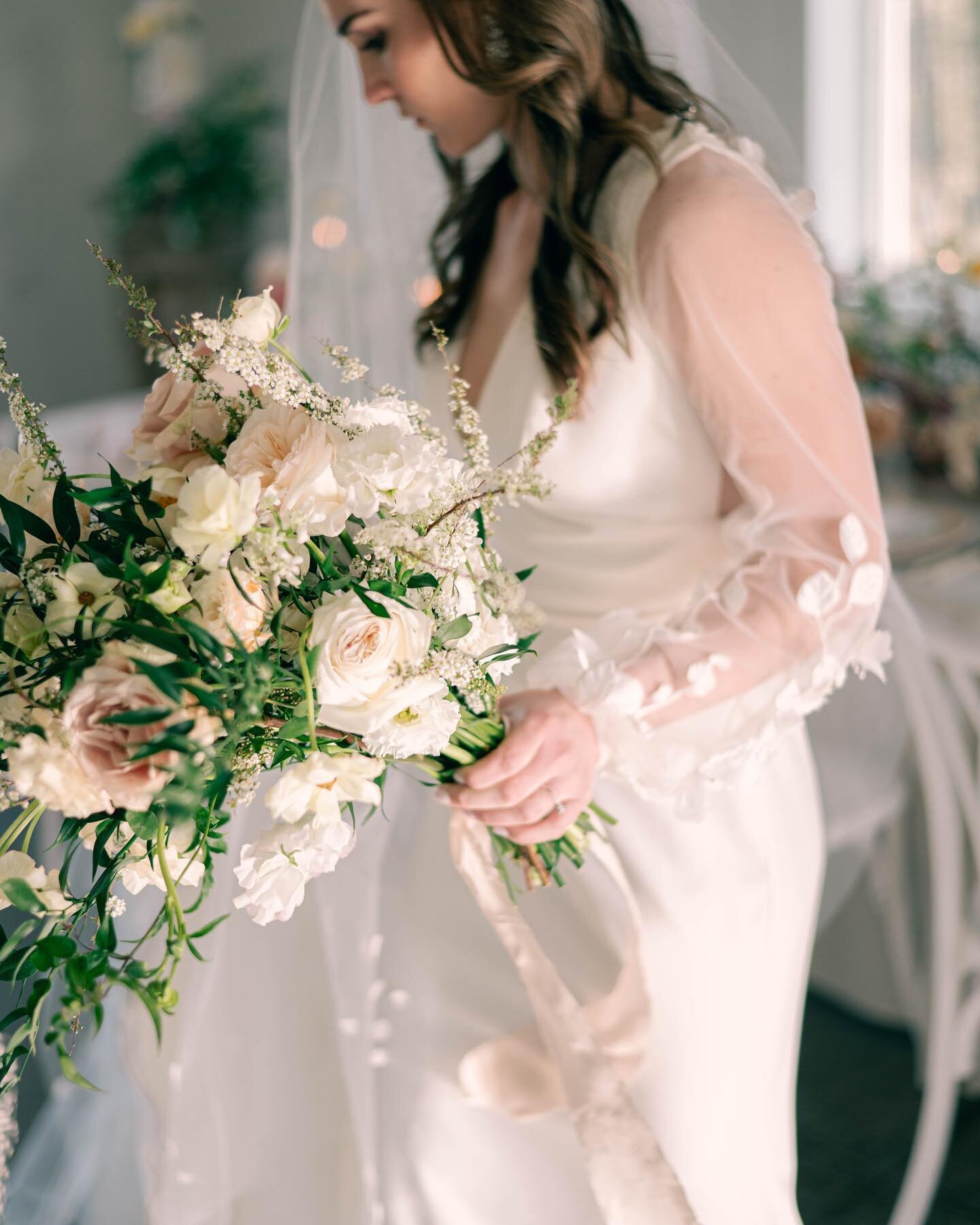 Let&rsquo;s hear it for those florals though 👏😍❤️ 

Vendors:

Conference Hosts: @thegracefulgathering 
Photographer: @britjaye 
Planning &amp; Design: @sirpillasoirees
Planning &amp; Design Assistant: @sirpillasoirees_audrey
Venue: @magnoliahillfar