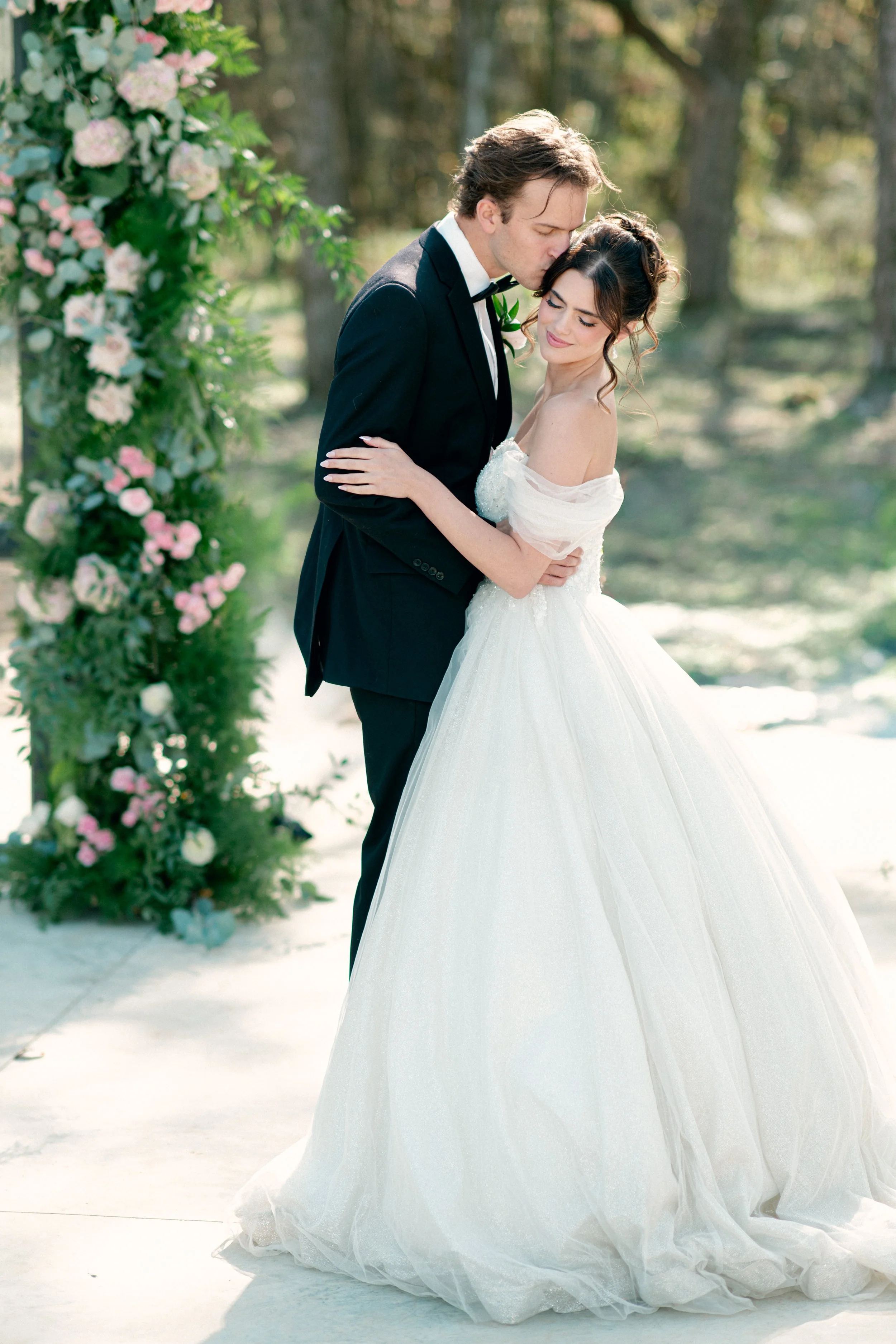 Ceremony space at Jubilee Woods featuring the glass chapel surrounded by trees in Middle Tennessee
