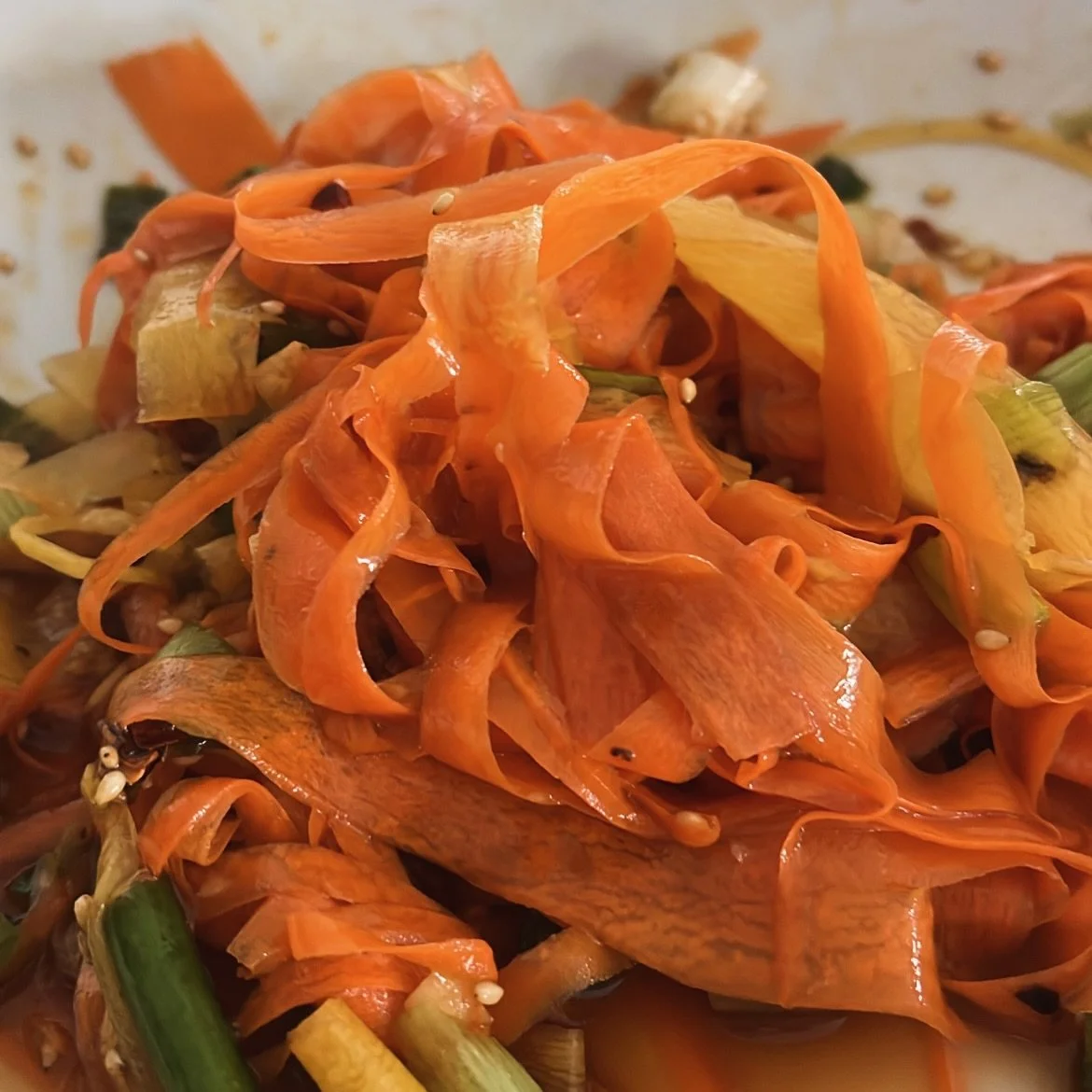 the viral carrot salad did NOT disappoint:

4 large carrots ribboned
1 tsp soy
1 tsp sesame oil 
1 tsp mined garlic
1 tsp rice vinegar 
2 tbsp green onion chopped
1 tsp honey
1 tbsp sesame seeds
toss it up and devour 🤯

#healthyeats #carrotsalad #fu