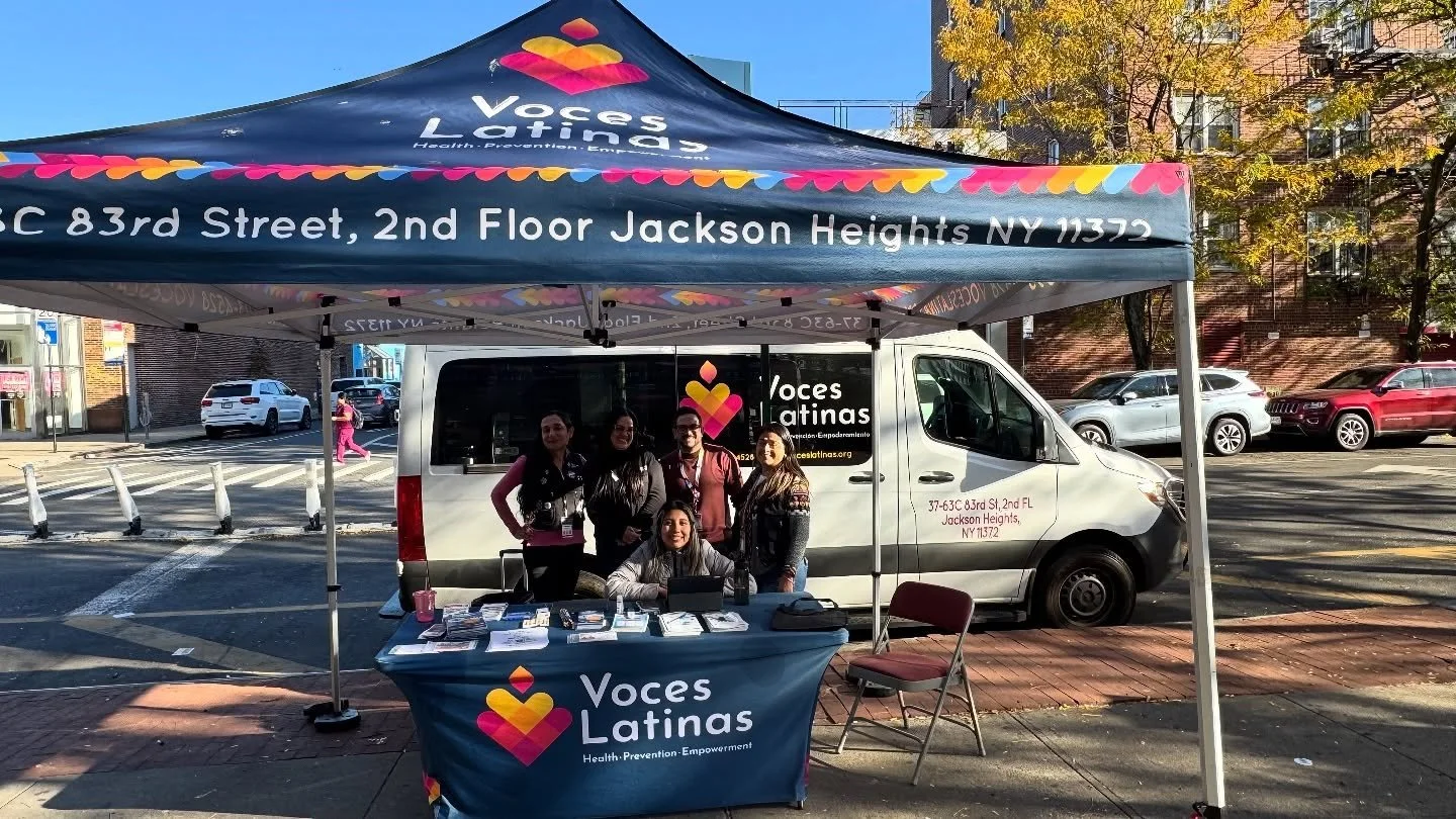 β¨π£ Voces Latinas estuvo hoy en Jackson Heights compartiendo información sobre el voto anticipado y motivando a quienes pueden votar a participar en las próximas elecciones. Gracias a todas las personas que se acercaron a nuestra mesa y