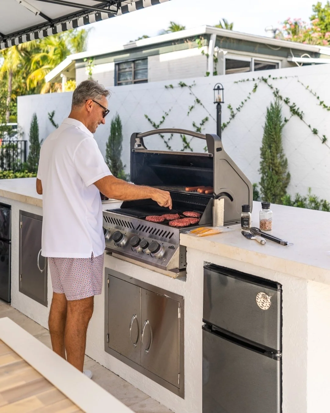The perfect afternoon...where poolside bliss meets the sizzle of  the grill. Sun-kissed moments and savory delights, creating memories that last forever. 

Book your stay in paradise now by visiting the link in our bio. 🌿

#LotusHousePB #LuxuryLivin