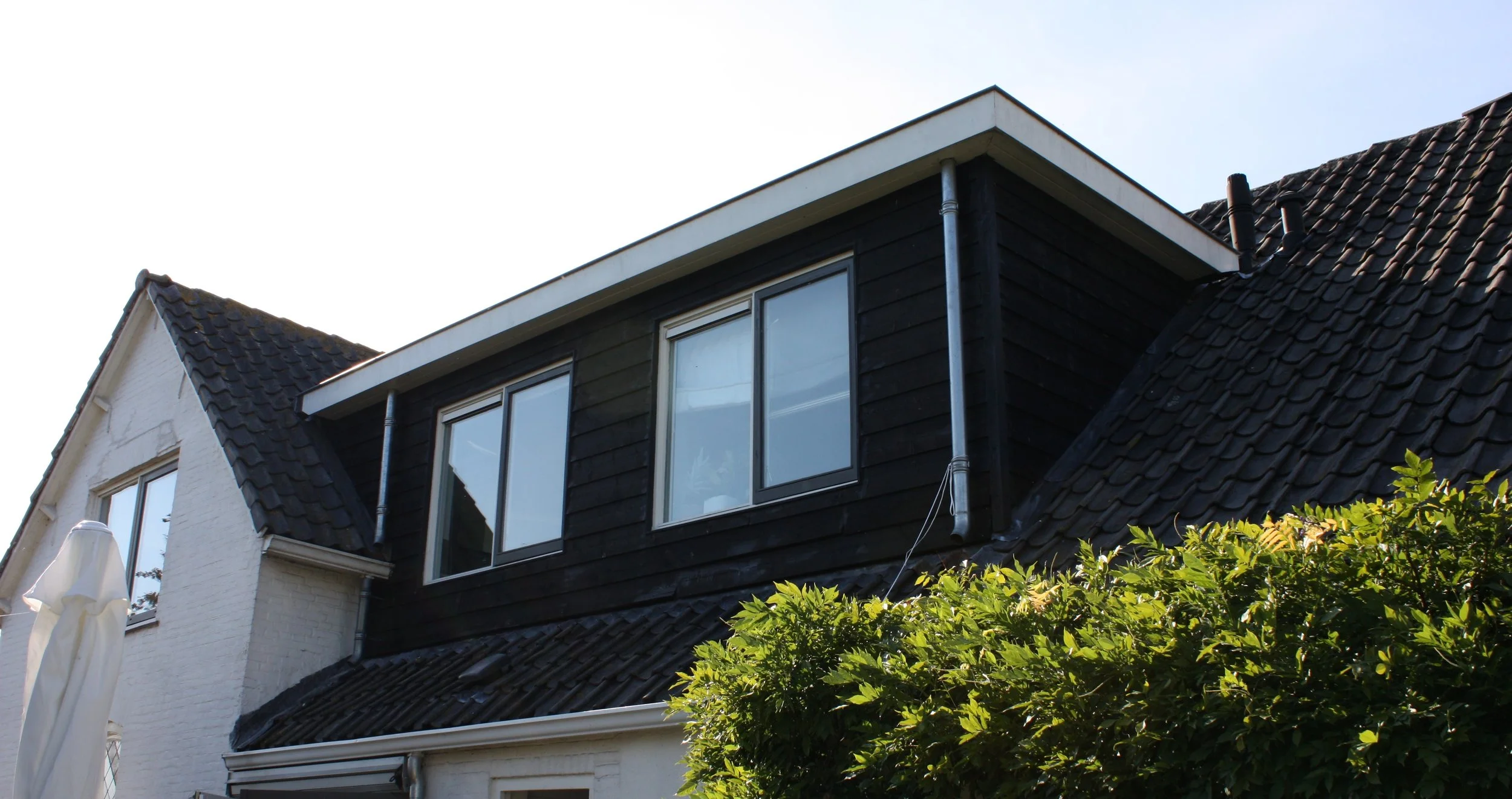 Houtconstructie dakopbouw in Zweeds rabat.