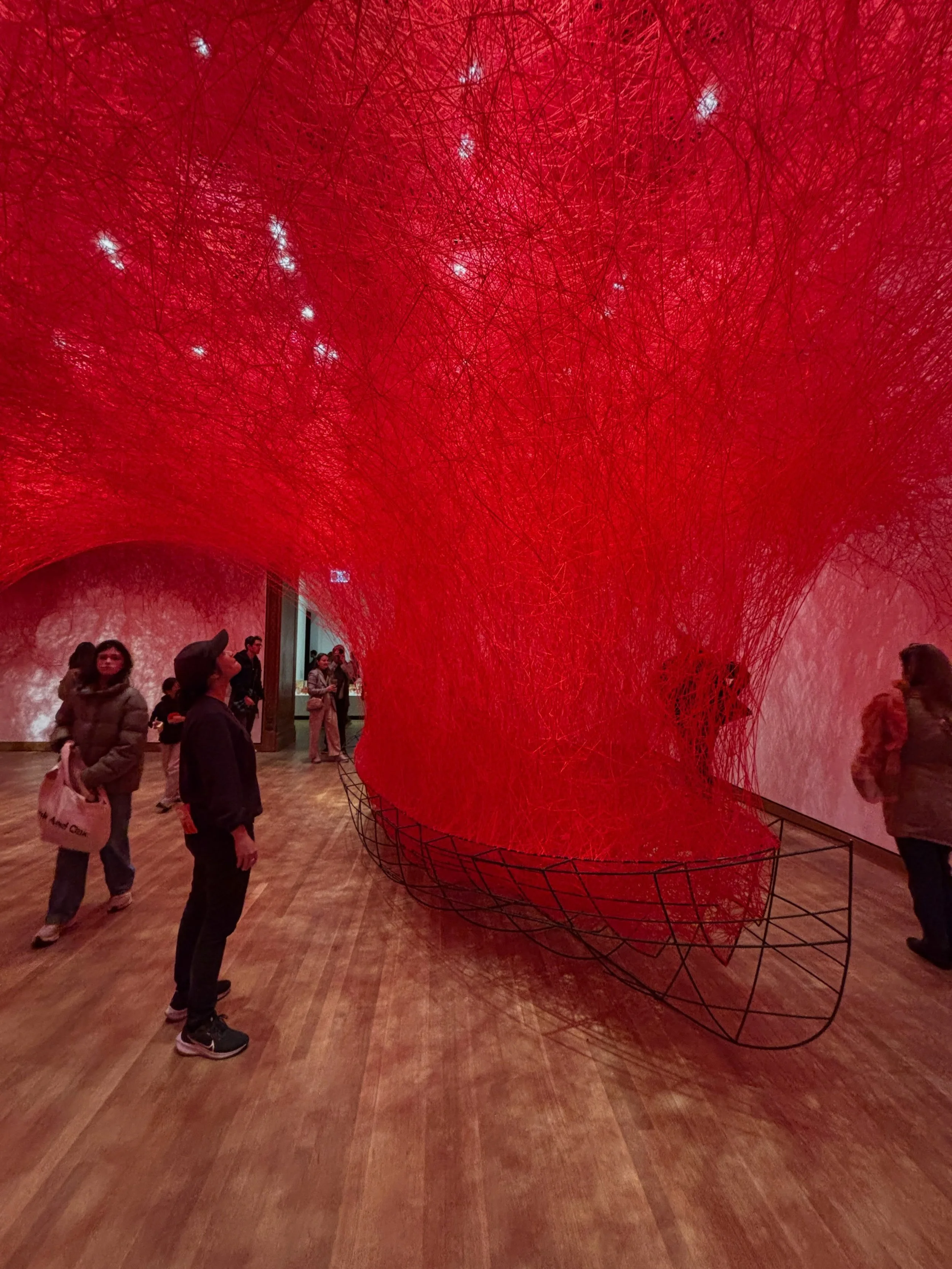 WOW! The Chiharu Shiota exhibition at the @mbamtl is an absolute must-see 🕸️ We had such a nice time wandering the museum and got some delicious food at @omnivoregrill after 🎨🥙🥗