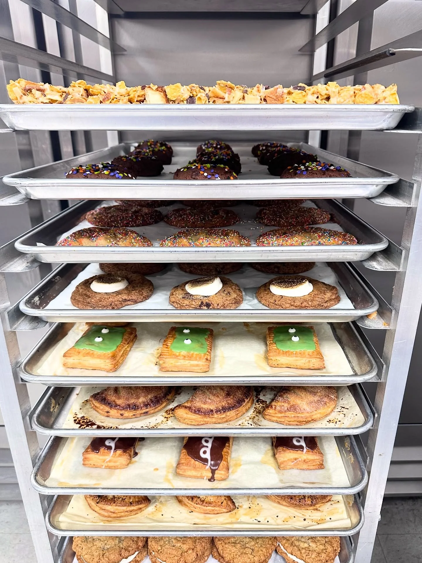 Keala here to share one of my favorite views of the day! A rack full of fresh baked goodies before we tray it all up for you guys! 
Always buttery, always flakey 🧈🧈🧈
Open til 10 tonight