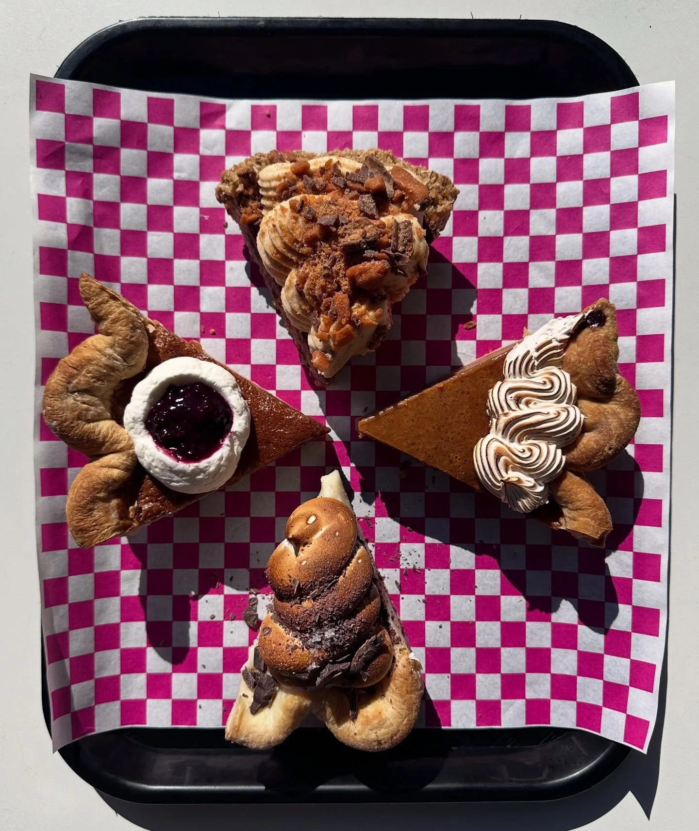 Happy friday slayers! It’s such a beautiful day! Come hang out on the patio and enjoy some treats 🫶
Open til 11 pm tonight