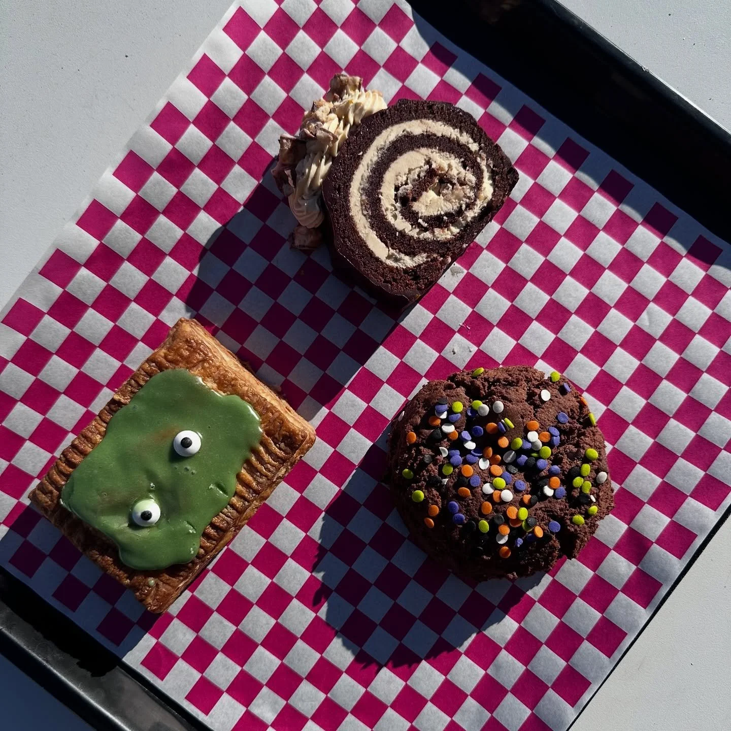 Happy Saturday 🫶 We hope you all had a safe &amp; spooky Halloween! 

Today is the last day to get these three treats in the shop:
Snickers Swiss roll / Gluten free Brownie Cookies / Monster pie tart

Open til 11pm 👻