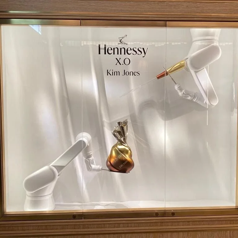 Our latest installation at Harrods, London 🥃🇬🇧
Hennessy X.O x Kim Jones

 #hennessy #alcohol #kimjones