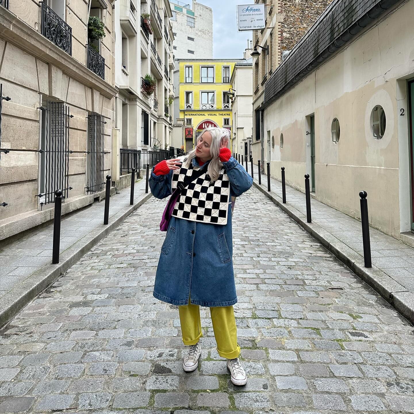 Day 2 &agrave; Paris!
Having a blast with no hard agenda. Did a lot of bopping and wandering today! 
.
Outfit details!
My secondhand converse ended up being my second pair of shoes (I caved and did go with two)
Pants are @rezekstudio 
Denim coat is t