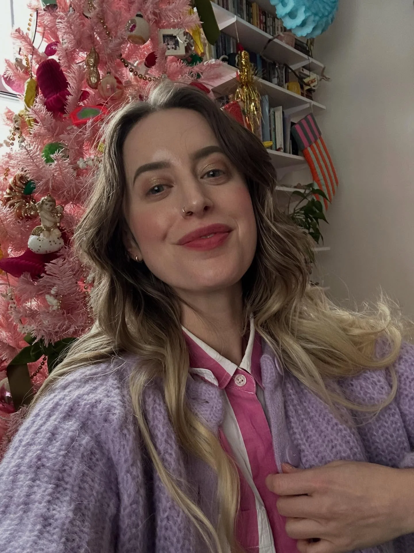 ⭐️friday feed refresher⭐️
where I share lil moments of joy from the past week in a practice of noticing + appreciating the small things that build a BIG JUICY LIFE! 

1. Fairy grandma christmas this year 
2. 🐈&zwj;⬛💕🐈
3. It&rsquo;s giving cryptid 