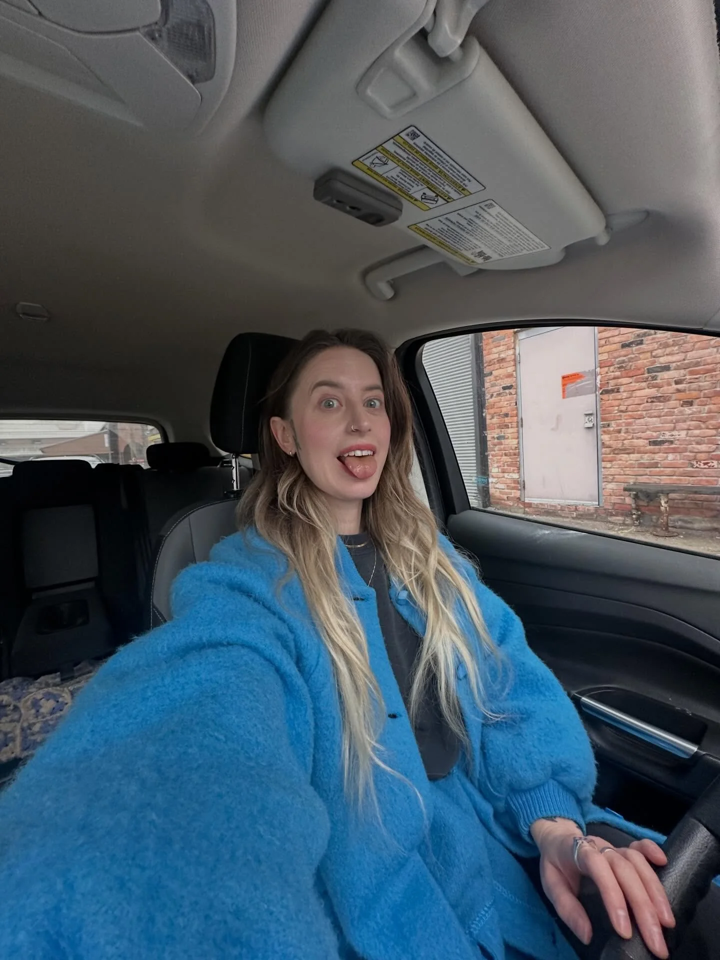 🔥friday feed refresher🔥
where I share lil moments of joy from the last week in a practice of noticing the small things that build a BIG, JUICY LIFE! 

1-2. Zap day
3. Cozy!!!
4. BOOK PRE-ORDERS ARE OPEN 🥹🥹🥹
5-6. @kadehydrated took me out for cup