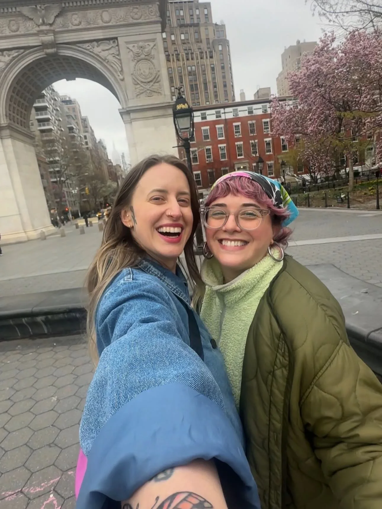 🌷 Friday feed refresher 🌷
where I share lil moments of joy from the last week in a practice of reflecting on the small moments that build a big, juicy life! 

1. @samreecetv took me bopping 
2. I made some new Sal-look-a-like friends 
3. 🏀🍊🧡🔸✴️