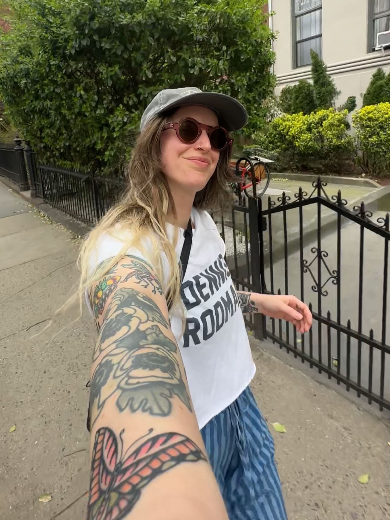 ⭐️Friday Feed Refresher⭐️
where I share snippets of the last week in a practice of paying attention to the small (and big!) moments that build a big, juicy life! 

What a friggin week! 

1. Post yoga 
2. My first time reading this 
3. Kolaches 
4. 💅