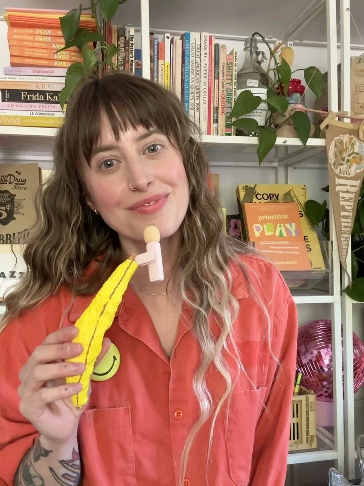 🌷friday feed refresher🌷
where I share lil moments of joy from the last week in a practice of reflecting on the lil things that build a big, juicy life. it&rsquo;s been a stressy week but there have still been so many joys!

1. Banana mic 
2. Texts 