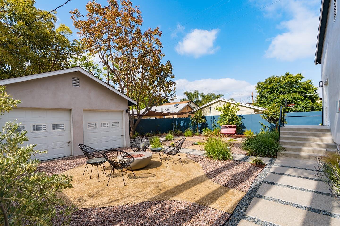 ✨JUST LISTED FOR LEASE ✨ 

Welcome to this bright and cozy home in the sought-after Eagle Rock neighborhood. Fully furnished and equipped, all you need to bring is your clothes and toothbrush! 

Situated moments away from popular Colorado Blvd, this 