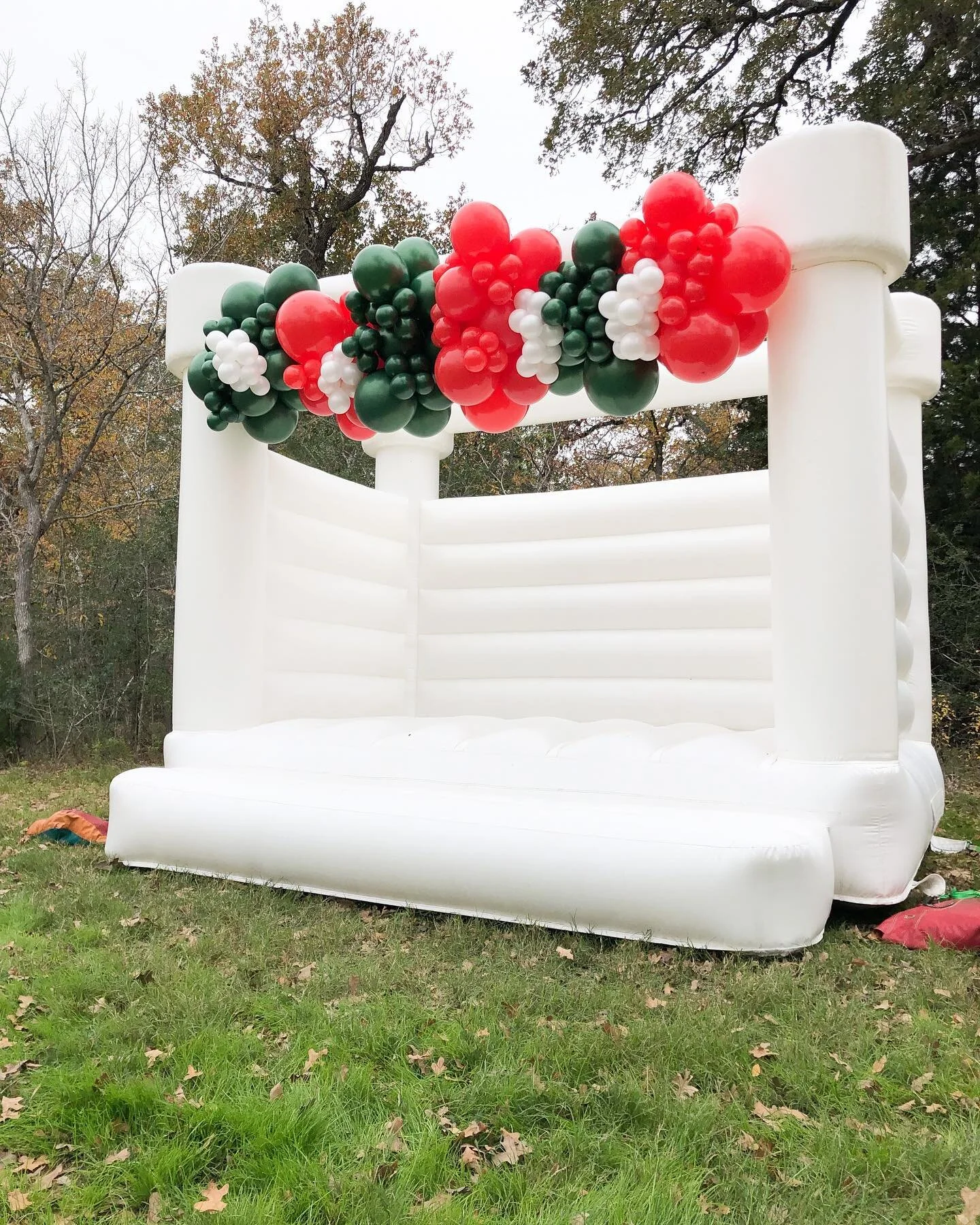 A lil Christmas POP for a Pancakes and PJs birthday party on this Sunday afternoon! I LOVE the vibe of a backyard birthday party complete with an aesthetic bounce house. (I may or may not be taking notes for an upcoming birthday in my house!)