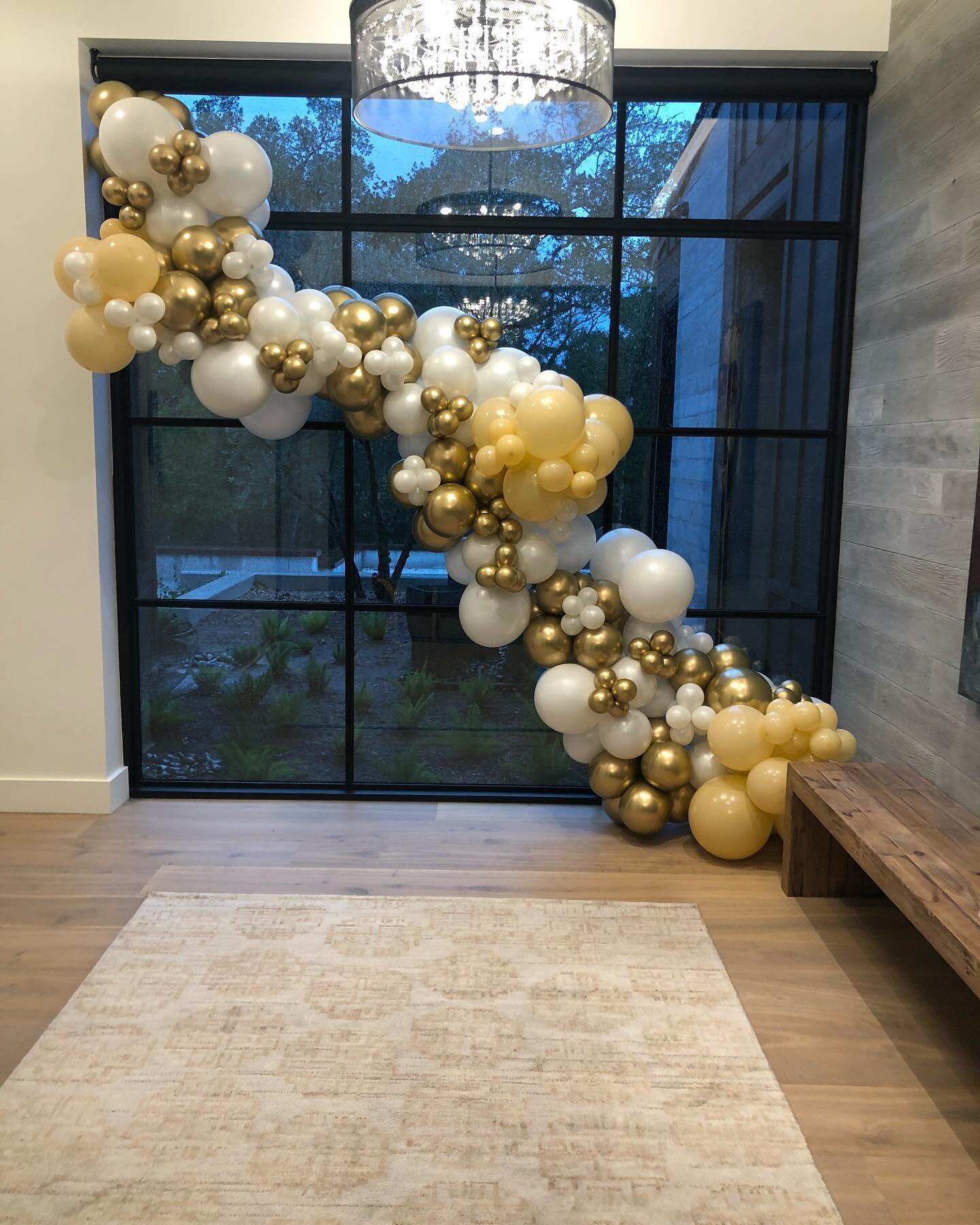 This garland with this window?! So obsessed with this gorgeous entry design.
