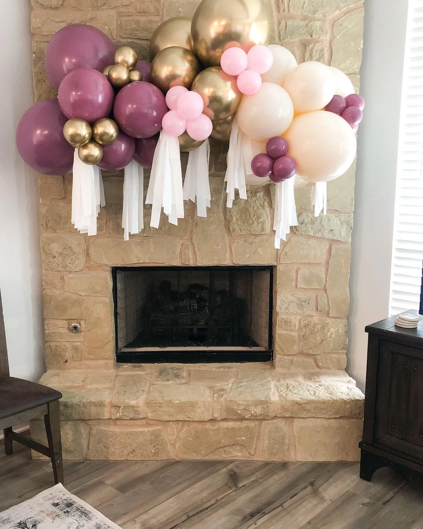 Even the most low key family birthday parties still need a little POP! 

Happy 2nd birthday to my sweet twins. A big thanks to @papel_tags for the cutie cake topper 🥰