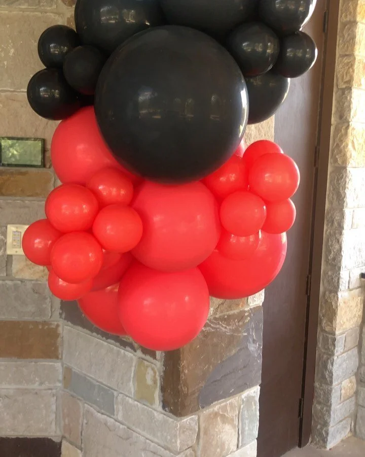 Our basic garland will make your parties POP! 

PS - did you know that we include tear down/clean up of your install?!