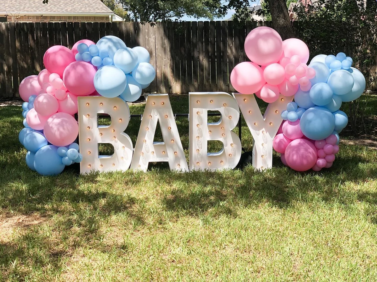 Balloons and marquee letters make the perfect backdrop for a gender reveal! 💕💙