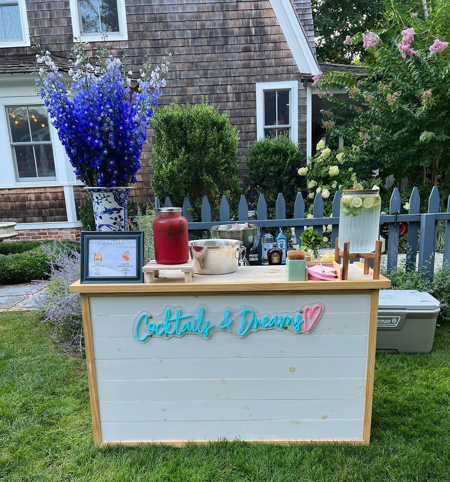 This cutie 🥰✨💙
.
.
.
.
.
#drinksanddreams#hamptonsmobilebar#mobilebar#hamptonsstyle#bartruck#barvan#thehamptons#craftcocktails#hamptonswedding#citroenhy#vanbuild#vanlife#vintagecitroen#citroenvan#citroentruck#summerinthehamptons#backyardparty#backy