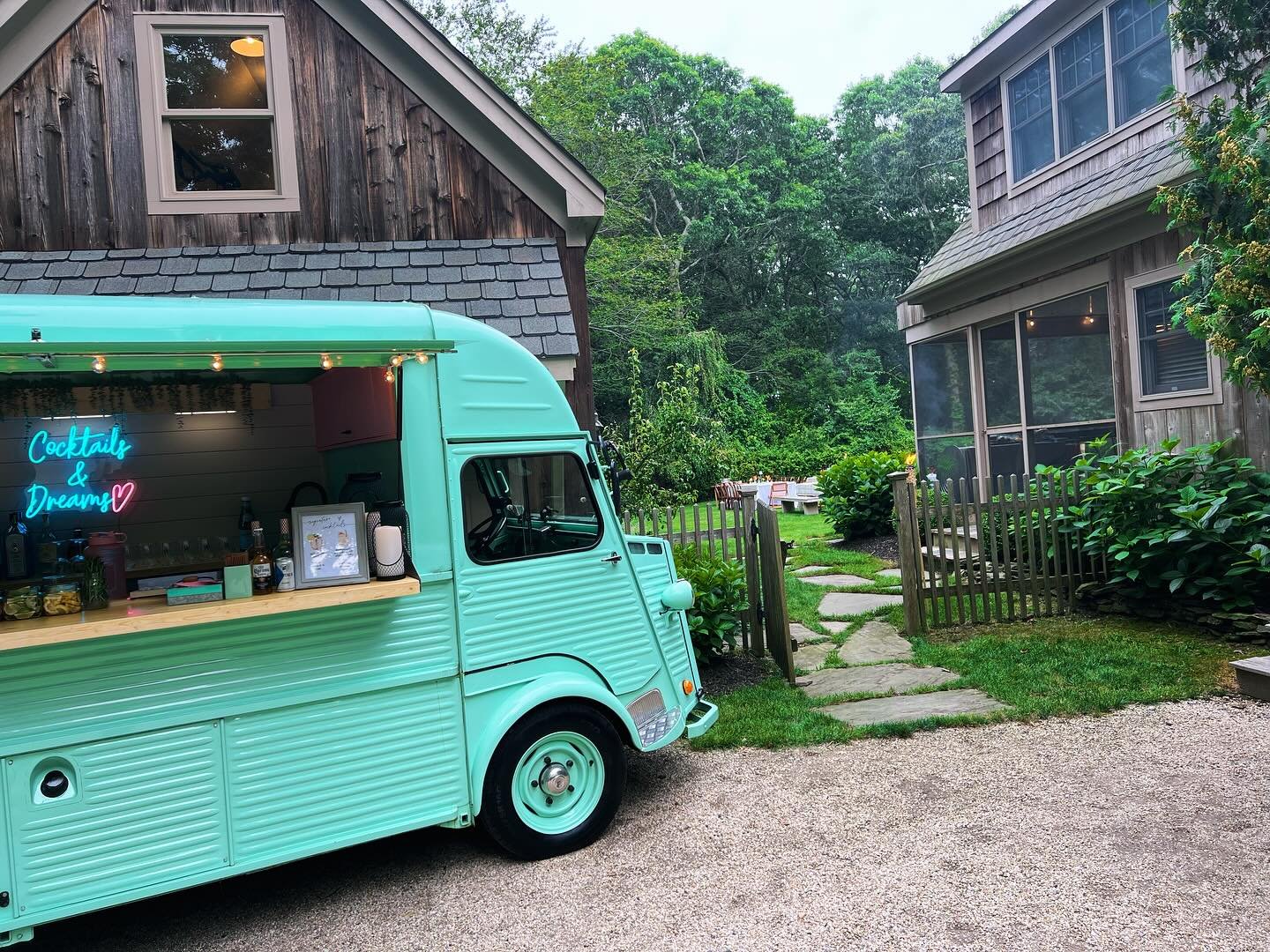 Want to ensure everyone will walk into your party with a smile on their face? Easy! Just put the cutest Bar Truck on the entrance and watch their faces 😱😄😍🥰
.
.
.
.
.
#drinksanddreams#hamptonsmobilebar#mobilebar#hamptonsstyle#bartruck#barvan#theh