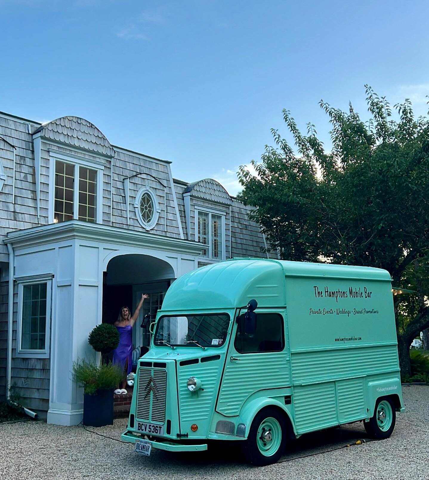 Yes, this is how we expect to be greeted when we arrive because we all know - it&rsquo;s about to be a fuuunn night 🥰 💃🏽🪩🕺🏻
.
.
.
.
.
.
.
#drinksanddreams#hamptonsmobilebar#mobilebar#hamptonsstyle#bartruck#barvan#thehamptons#craftcocktails#hamp