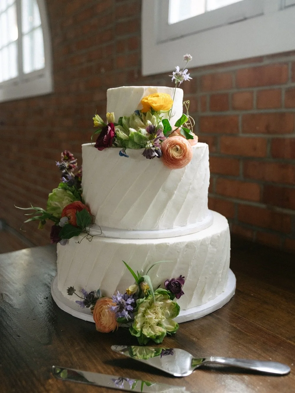 apparently it’s a hot take but I love love love doing cake florals! It can been pretty nerve-wracking placing blooms when you really only get one chance or release the icing is a mess, BUT something about it gets me in such a flow state of work