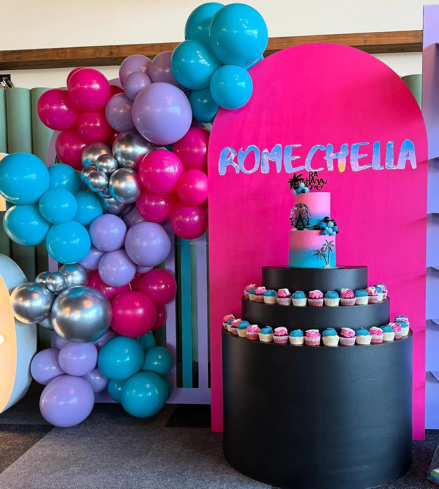 MIA for 6 months and then pop up out of no where 👀👀👀 Obsessed with this duo ombr&eacute; cake for Romechella! 

Matching colour-coordinated cupcakes as well!

Balloons &amp; Decorating @morethanjustaparty_