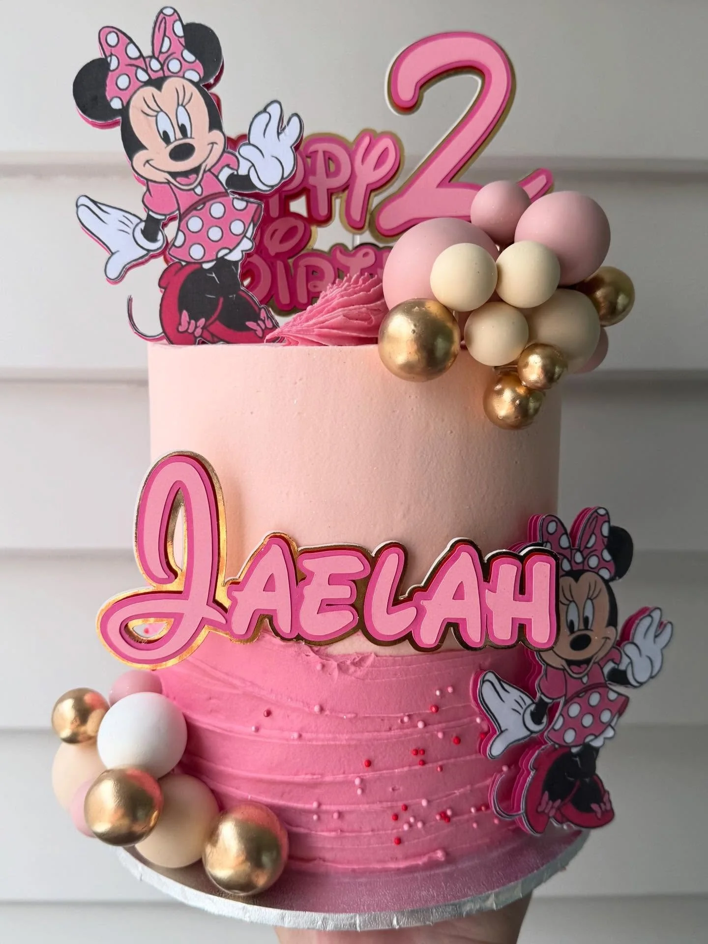 Still here!  Feel like 2025 has just been a year full of curveballs, one after the other&hellip; 

Here&rsquo;s a cute wee 6inch I recently made!

Topper - @jpcrafted_