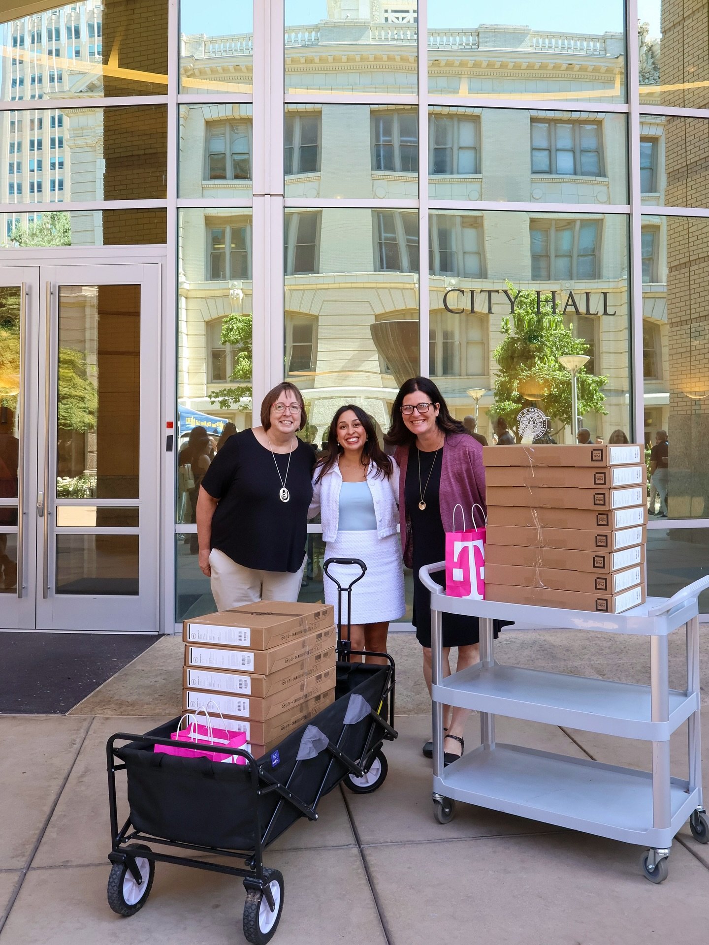 Proud that the City of Sacramento has partnered with @dell, @tmobile, @sacstate, and local organizations to expand access to essential digital tools for our communities. With 200 new technology kits including laptops, hotspots, and two years of inter