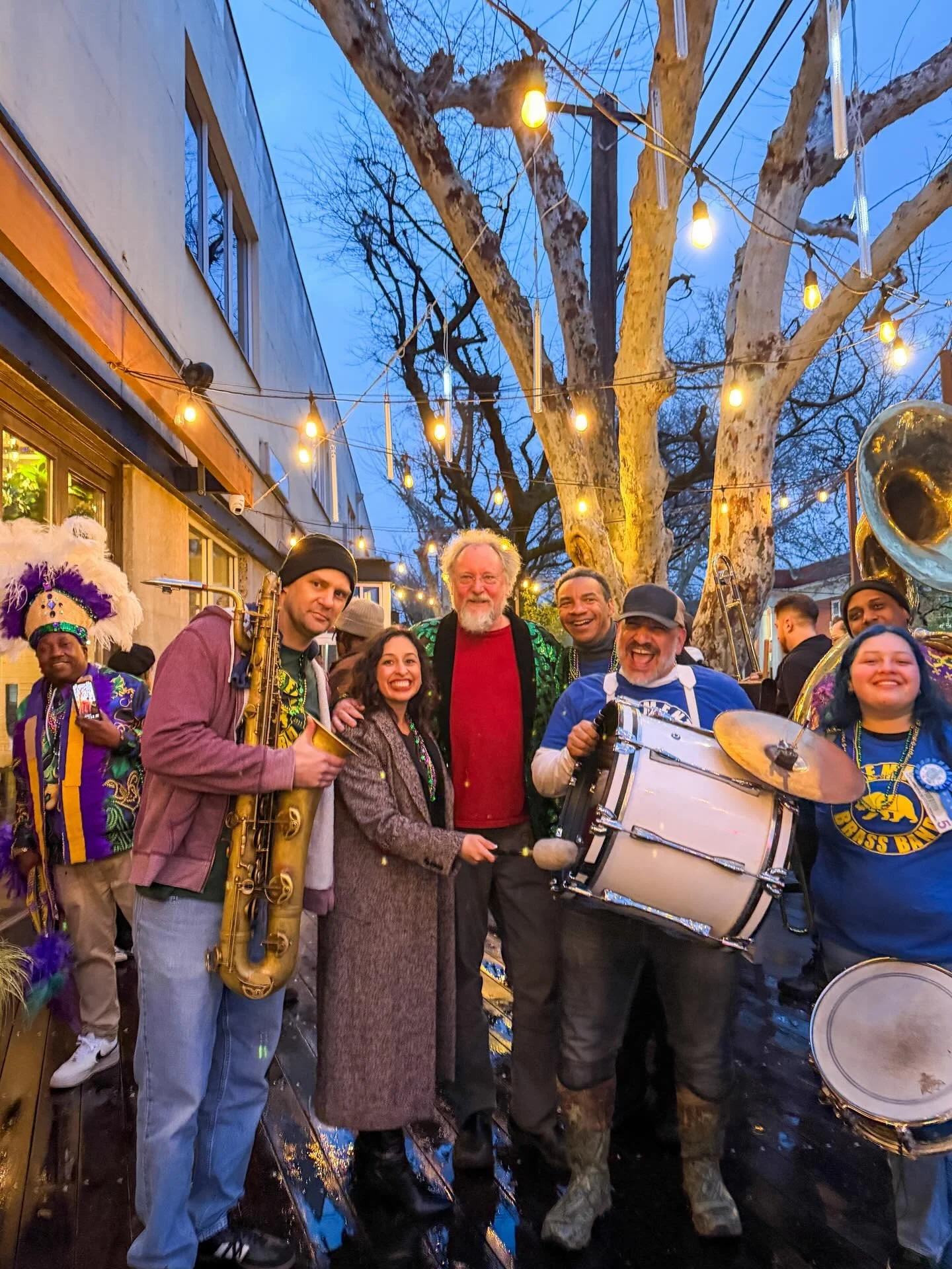 Sacramento knows how to celebrate! 🎭✨ @mulvaneysbl brought the Mardi Gras spirit to Midtown with an amazing parade to @lowbrau916, with music, beads, and plenty of fun along the way. Love seeing our city come alive with events like this!