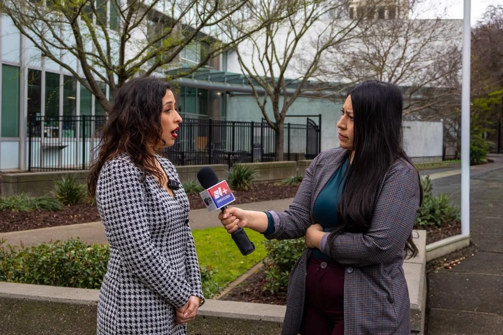 Sacramento exige regreso de beneficiaria DACA deportada ilegalmente tras cita migratoria