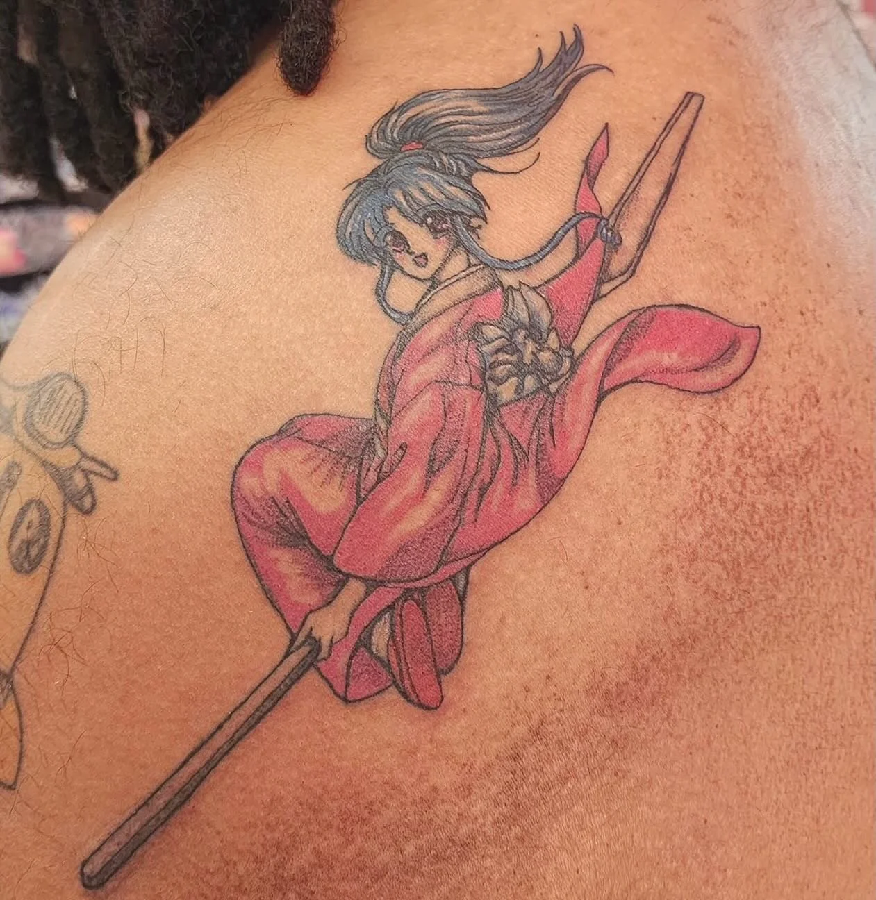 @lanaslines &amp; @callmemidas have been with us for a whole year, &amp; they have both been such amazing, integral pieces of the Rose Quartz puzzle💕
Take a peek at either of their pages for some killer tattoos✨