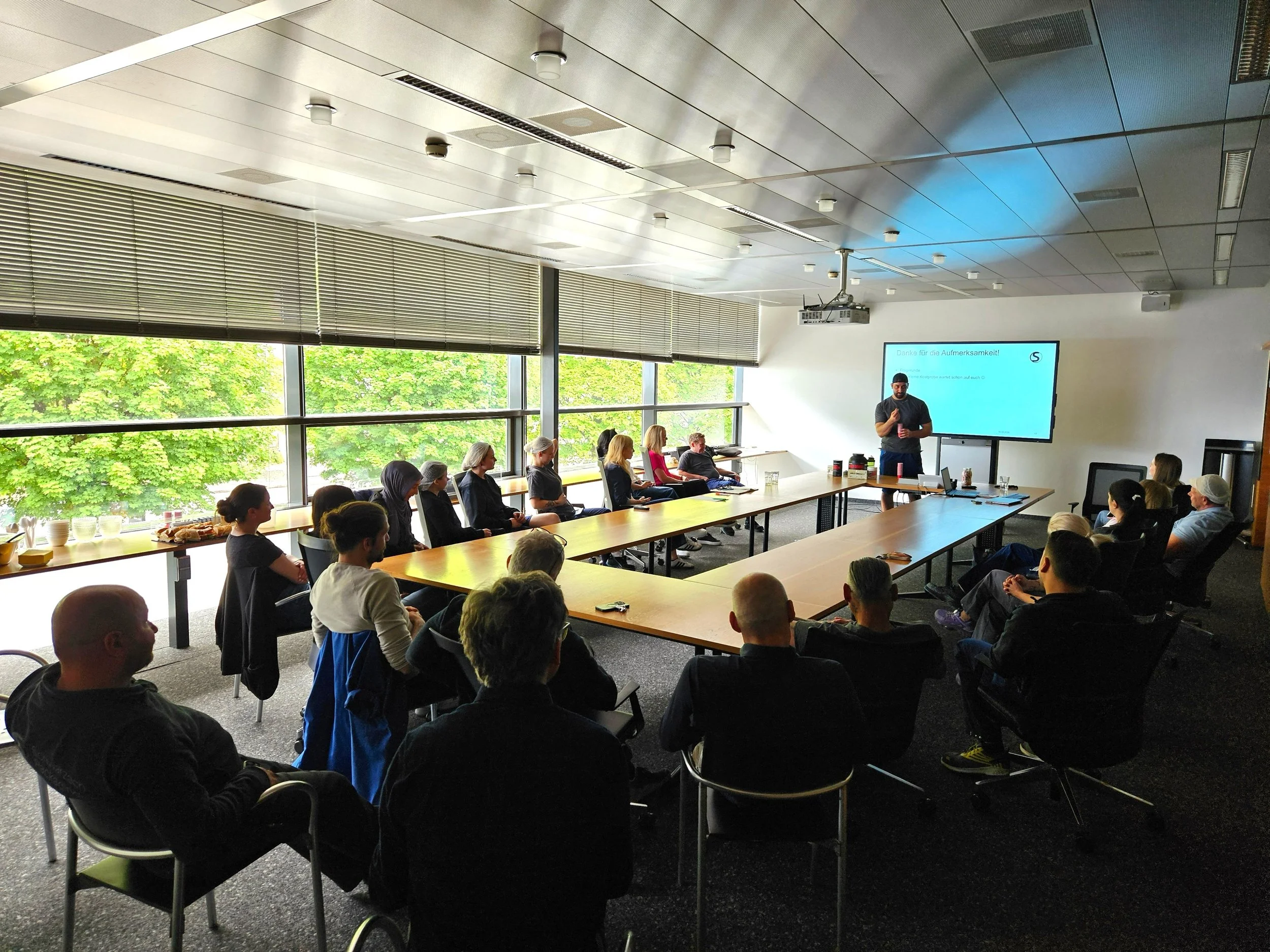 𝗠𝗶𝘁𝗮𝗿𝗯𝗲𝗶𝘁𝗲𝗿 𝘀𝗰𝗵𝘂𝗹𝗲𝗻 𝗠𝗶𝘁𝗮𝗿𝗯𝗲𝗶𝘁𝗲𝗿 😊

Heute hat unser Kollege Harun einen spannenden Vortrag zum Thema &bdquo;Gesunde Ern&auml;hrung&ldquo; gehalten. Dabei ging es unter anderem darum, wie Ern&auml;hrung unsere Energie, Ges
