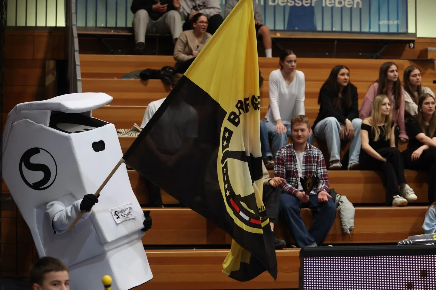Vergangenen Samstag hatten wir einen Team-Ausflug nach Bregenz 🖤💛
Vor dem Spiel durften wir hinter die Kulissen schauen - richtig spannend zu sehen, wie viel im Hintergrund passiert.
Und das Beste: Am Ende gab&rsquo;s auch noch einen Heimsieg 🔥
Da